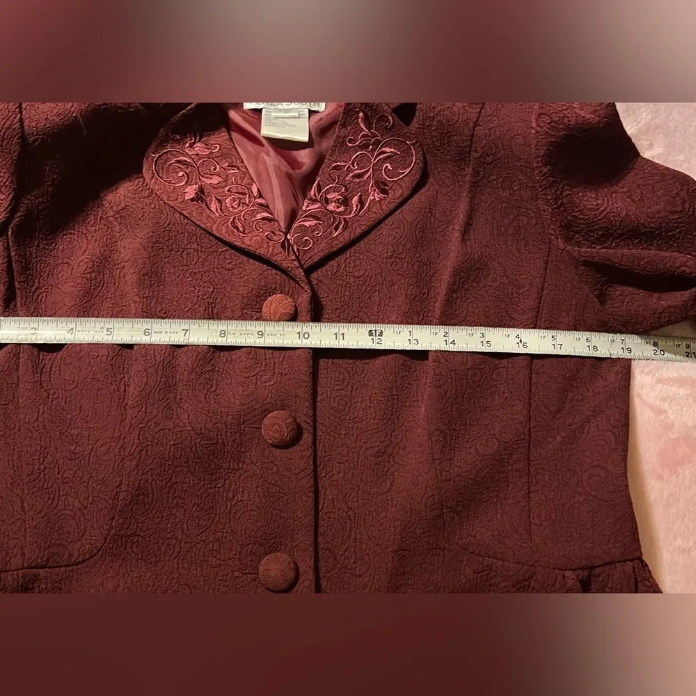 EUC Elegant burgundy woman's suit Women’s size 10